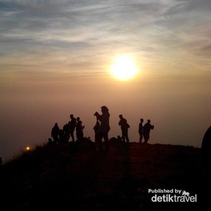 Bisa! Mendaki Gunung Sambil Wisata Candi di Mojokerto