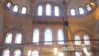 Cahaya yang cukup masuk melalui jendela di Blue Mosque ini