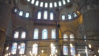 Interior Blue Mosque yang didominasi warna biru