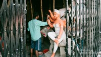 Saatnya untuk proses pengecatan dasar patung Dewi Durga