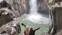 Berfoto bersama teman.