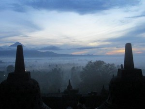 Borobudur Sunrise, Matahari Mengintip dari Puncak Borobudur