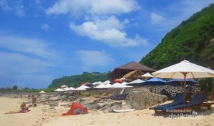 Bosan dengan Kuta, Coba ke Pantai Pandawa