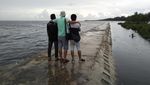 Bosan dengan Laut Biru, Pantai di Sini Berair Hitam