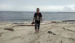Bosan dengan Laut Biru, Pantai di Sini Berair Hitam
