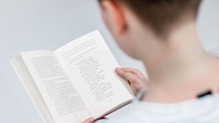 Ilustrasi kegiatan membaca buku. Foto dari Christian Wiediger di Unsplash.