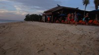 Wisatawan ramai berkumpul di tepi pantai (dok. Putri/detikTravel)