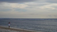 Turis sedang menyusuri pantai di Gili Trawangan (dok. Putri/detikTravel)