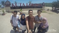 mengabadikan momen dengan para sahabat di Pantai Kuta