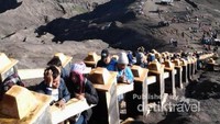 Mendaki ratusan anak tangga