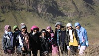 Bersama kawan-kawan di Bukit Teletubbies