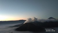 Menanti Sunrise di Bromo