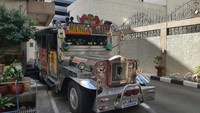 Jeepney yang terdapat di bagian luar Kedutaan Besar Republik Indonesia.