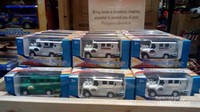 Berbeda dengan bentuk aslinya , miniatur jeepney tidak memiliki tulisan di bagian badannya.