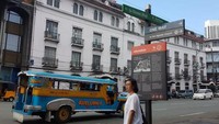 Sebuah jeepney melintas di kawasan Intramuros.
