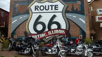 Wisatawan dengan yang mengikuti tur Route 66 (sumber: route 66 tours)