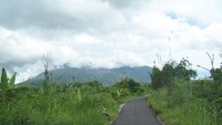 Infrastruktur jalan menuju kaki Gunung Merapi