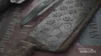 proses pembuatan motif batik menggunakan malam