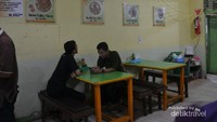 Wisatawan sedang menunggu pesanan