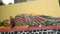 Patung Buddha tidur berwarna keemasan