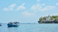 Hampir tiba di Pulau Menjangan, nampak Pura Ganesha berdiri kokoh di tepi tebing