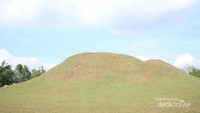 Candi Abang yang kini berbentuk menyerupai bukit