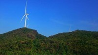 Di sepanjang jalan, pemandangan perbukitan dengan jejeran kincir angin menjadi daya tarik bagi wisatawan