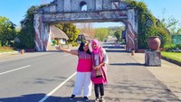 Jangan lupa untuk mengabadikan momen liburan kamu di sini ya. Ini adalah gerbang masuk ke Provinsi Ilocos Norte, Filipina
