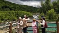Pengunjung di Blue Pond