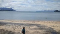 Berfoto narsis di Pantai Pasir Hitam.