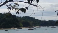 Pemandangan pegunungan di dari tepian pantai Pasir Hitam