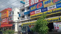 Kawasan pertokoan di distrik Nong Bua Lamphu yang sepi.