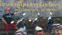 Tugu Terminal Bus Nong Bua Lamphu yang tampak sudah lama tidak diperbaiki.