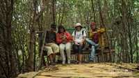 Menyenangkan melakukan perjalanan dengan teman yang se hobi. Selain bercanda, di perjalanan bisa saling belajar mengasah ilmu fotografi.