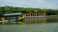 Sebelum masuk ke gerbang utama, dari jauh sudah terlihat nama Karangsong. Jadi tidak bakalan tersesat atau bingung carinya dimana