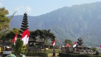 Pura di sekitar danau