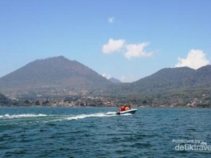 Bukan Cuma Pantai, Bali Juga Punya Danau Indah