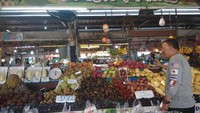 Aneka buah segar yang ditawarkan di Malin Plaza.