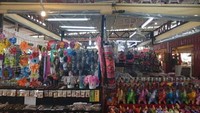 Sebuah kedai souvenir dalam Malin Plaza.