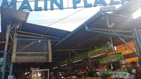 Pintu masuk Malin Plaza Market.