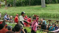 Penonton yang menjadi relawan di atraksi bird show