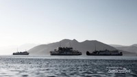 Kapal-kapal di sekitar Pulau Kenawa, Kabupaten Sumbawa Barat, Nusa Tenggara Barat (NTB)