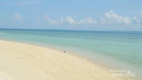 Pasir putih dan laut biru