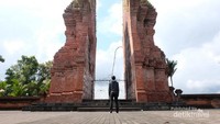 Gerbang pura dari bata merah, salah satu ikon pura Mandara Giri Semeru Agung