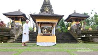 Pemangku yg saat itu bertugas di pura Mandara Giri Semeru Agung.