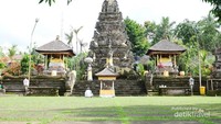 Suasana di pelataran tengah Pura Mandara Giri Semeru Agung