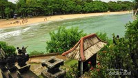 Pantai Balekambang dilihat dari Pura Ismoyo