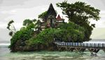 Bukan di Bali, Ini Tanah Lot di Jawa Timur