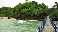 Jembatan penghubung Pulau Ismoyo dan Pantai Balekambang