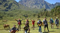 berfoto bersama di Lembah Ramma